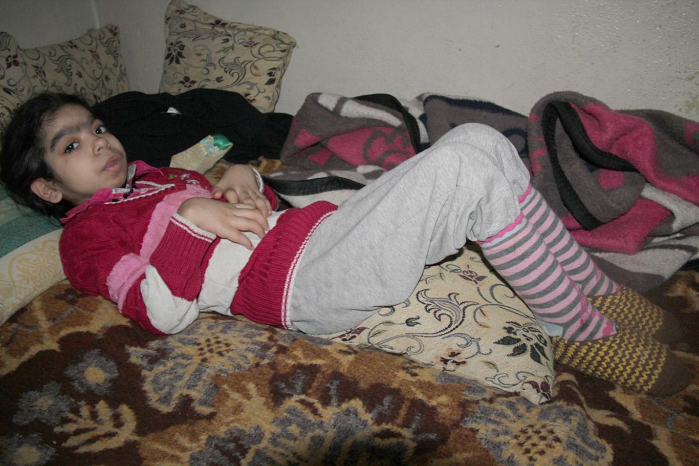 Halepli küçük kız tedavi edilmeyi bekliyor